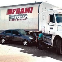 Auto se estrelló contra tráiler